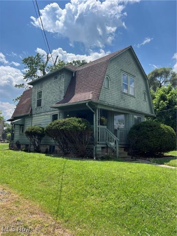 13 Neil St, Niles, OH 44446 - colonial inspired home featuring a gambrel roof, a front lawn, and a shingled roof