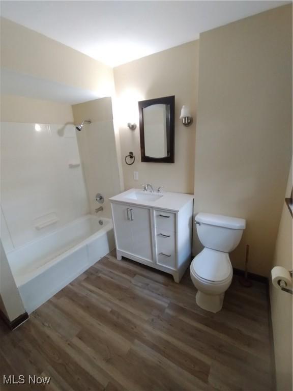 207 E Lucius Ave, Youngstown, OH 44507 - full bathroom featuring wood finished floors, vanity, and shower / tub combination