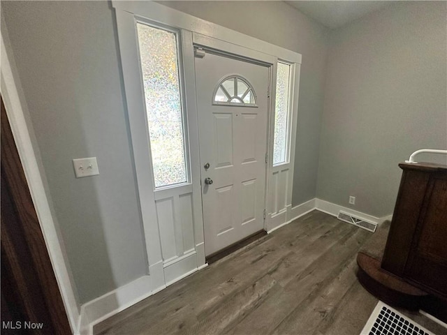 38 Franklin Ave, Niles, OH 44446 - entrance foyer with dark wood-style floors and baseboards