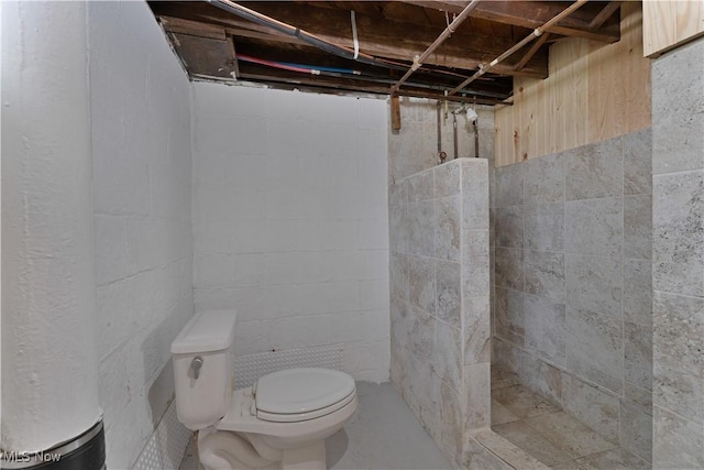 533 12th St, Campbell, OH 44405 - bathroom with a tile shower and concrete floors