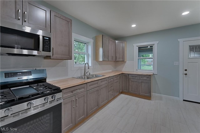 533 12th St, Campbell, OH 44405 - kitchen with appliances with stainless steel finishes, light countertops, tasteful backsplash, and recessed lighting
