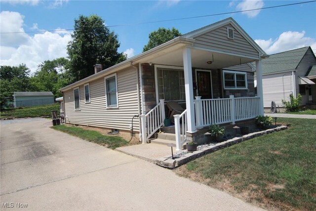 72 S Hartford Ave, Youngstown, OH 44509 - view of front of house featuring covered porch and a front lawn