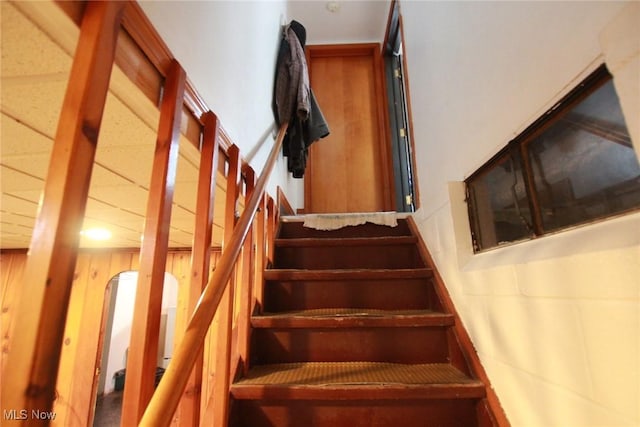 72 S Hartford Ave, Youngstown, OH 44509 - stairway with arched walkways