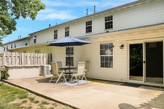 11253 Hampton Bay Ln, Concord, OH 44077 - rear view of house with a patio