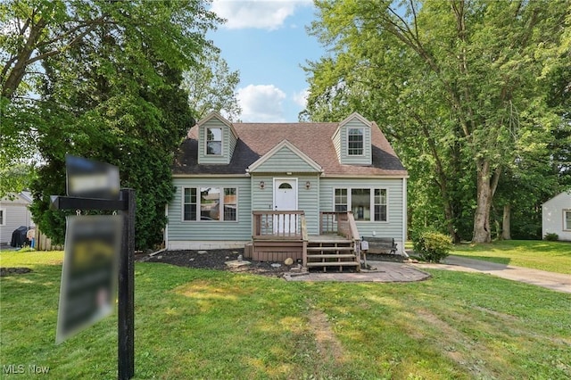 1811 Stepney St, Niles, OH 44446 - new england style home with a front yard and roof with shingles