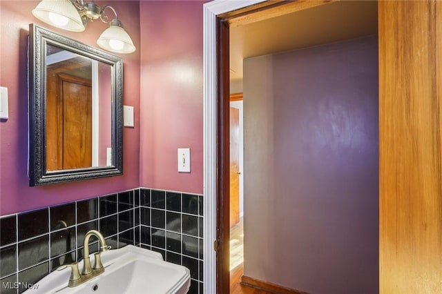 2992 Eldora Dr, Youngstown, OH 44511 - bathroom featuring a sink and tile walls