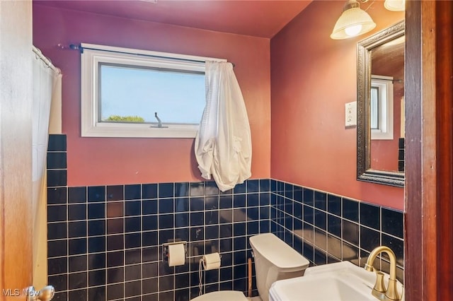 2992 Eldora Dr, Youngstown, OH 44511 - full bath featuring tile walls, a wainscoted wall, and a shower with curtain