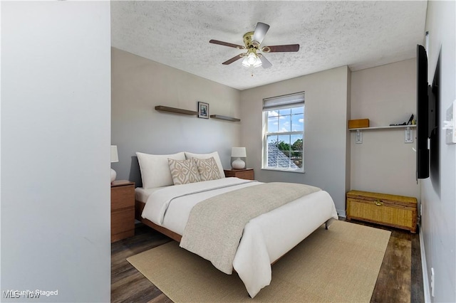 1648 E Turkey Run Dr, Newark, OH 43055 - bedroom featuring wood finished floors, a textured ceiling, and ceiling fan