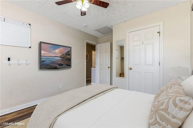 1648 E Turkey Run Dr, Newark, OH 43055 - bedroom with dark wood finished floors, a textured ceiling, and a ceiling fan