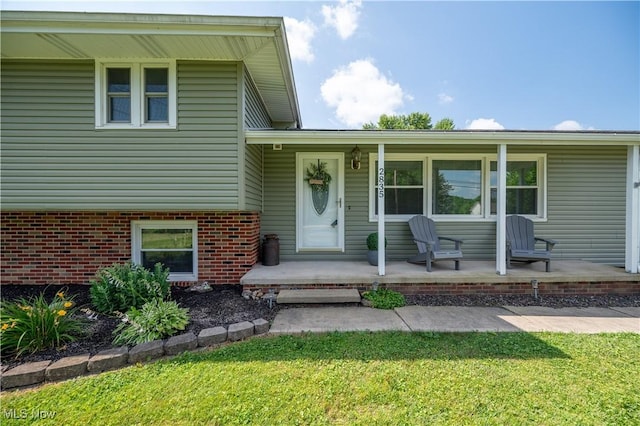 2835 Hallock Young Rd SW, Warren, OH 44481 - entrance to property featuring a porch and a lawn
