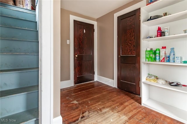 2129 E 41st St, Ashtabula, OH 44004 - foyer featuring wood finished floors and baseboards