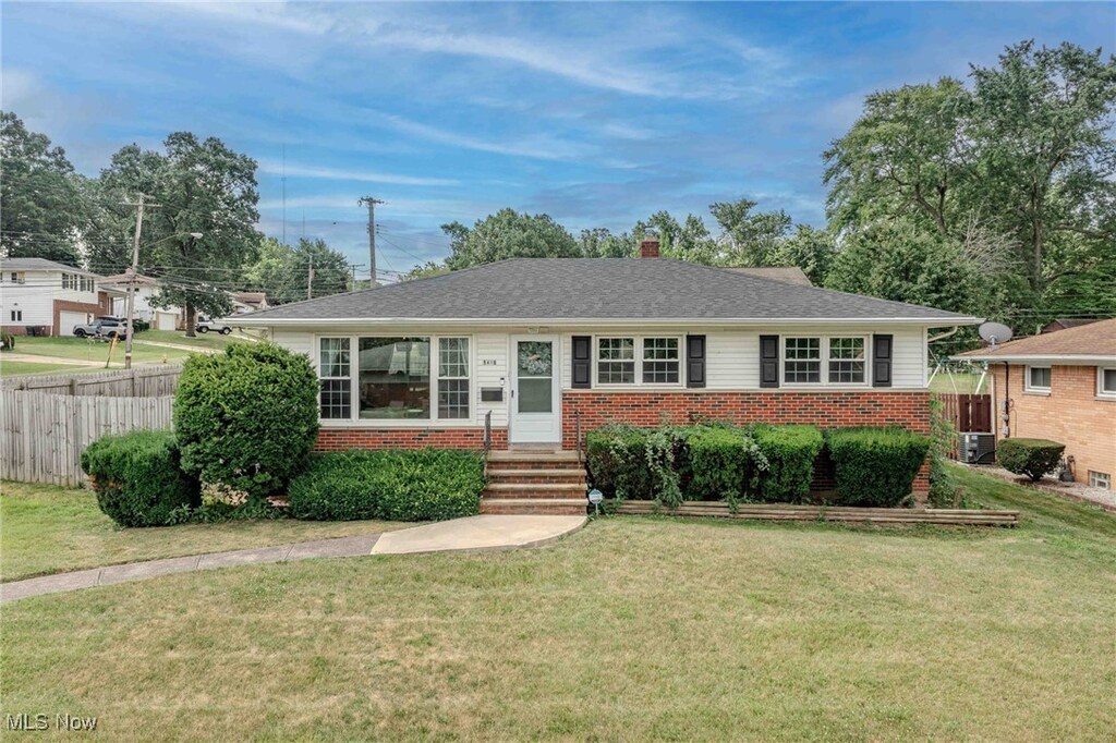 5419 Loyola Dr, Parma, OH 44129 - photo 1