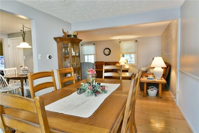 252 Greenbriar Dr, Cortland, OH 44410 - dining space with light wood-type flooring and a textured ceiling
