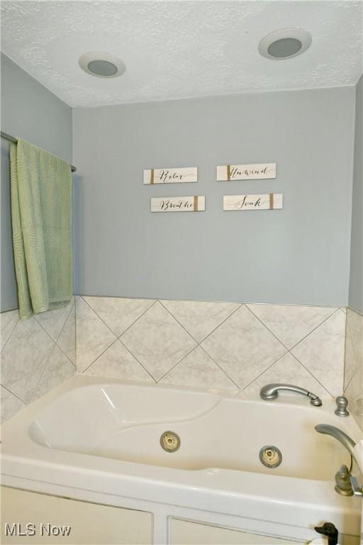 252 Greenbriar Dr, Cortland, OH 44410 - full bathroom with a whirlpool tub and a textured ceiling