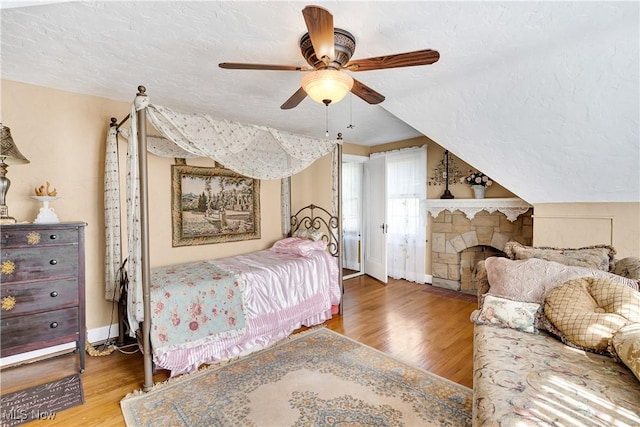 6100 Glenwood Ave, Boardman, OH 44512 - bedroom with wood finished floors, a ceiling fan, and a textured ceiling