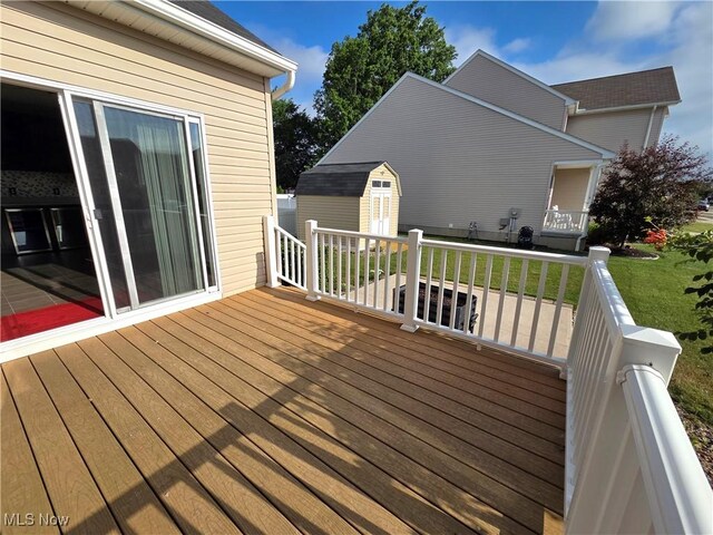 4312 Brooks Ct, Lorain, OH 44053 - deck with a yard