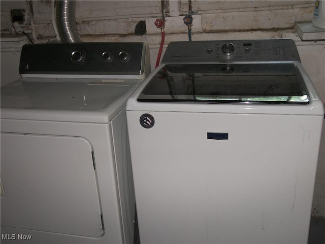24 E 220th St E, Euclid, OH 44123 - washroom with washing machine and dryer