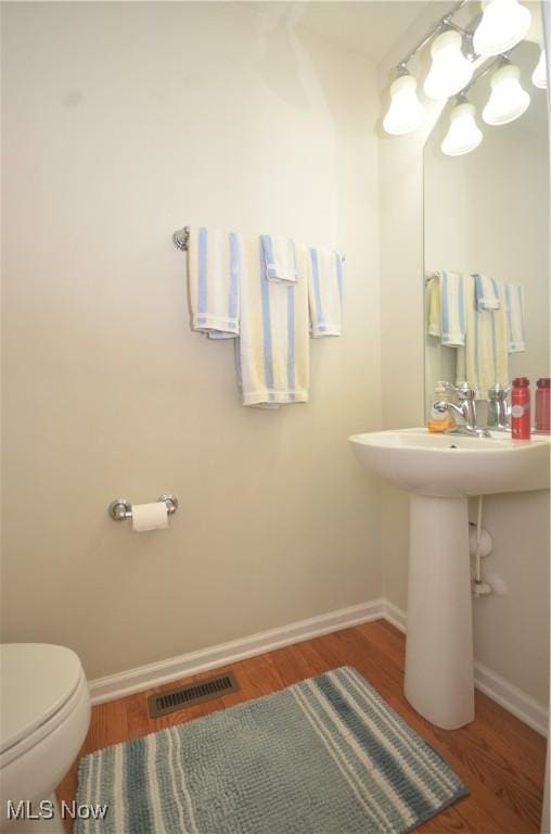 4909 Garnet Cir, Stow, OH 44224 - bathroom featuring wood finished floors and a chandelier