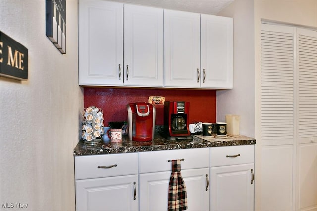 2555 Walnut St, Girard, OH 44420 - view of indoor dry bar