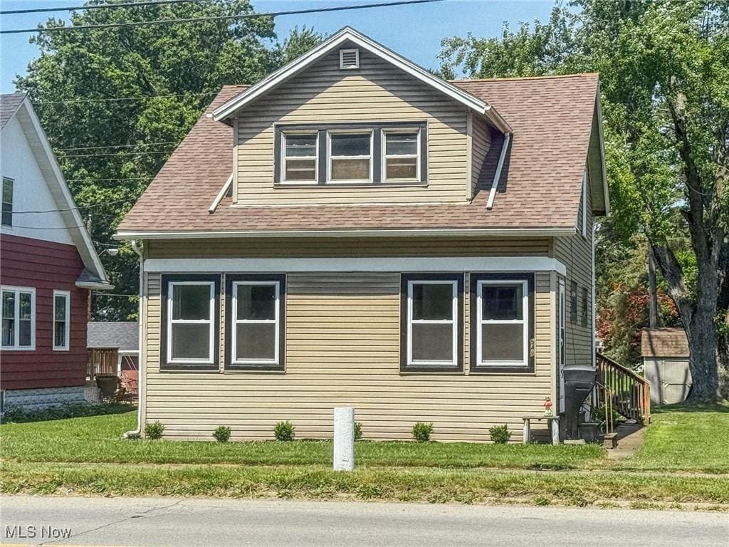 548 S Main St, Niles, OH 44446 - bungalow featuring a front lawn and roof with shingles