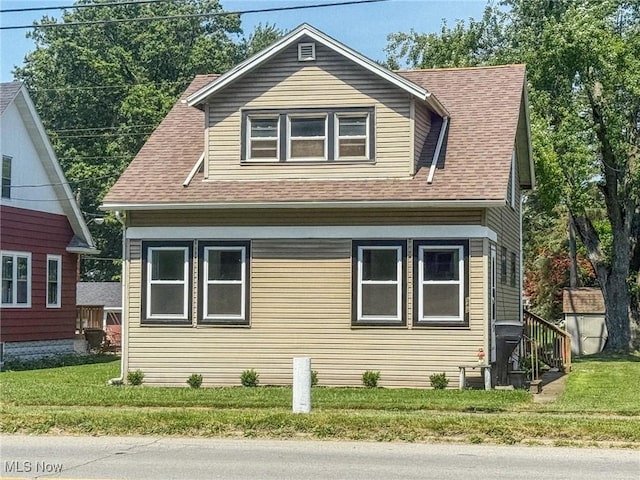 548 S Main St, Niles, OH 44446 - bungalow featuring a front lawn and roof with shingles