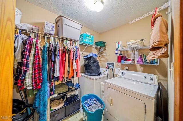 5050 Middle Rd, Conneaut, OH 44030 - laundry area with independent washer and dryer and a textured ceiling