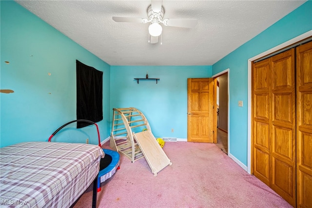 5050 Middle Rd, Conneaut, OH 44030 - bedroom featuring carpet flooring, a ceiling fan, and a closet