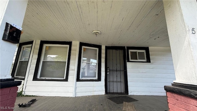 property entrance with covered porch