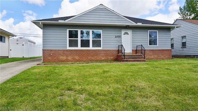 20737 Bowling Green Rd, Maple Heights, OH 44137 - bungalow-style house with brick siding and a front lawn