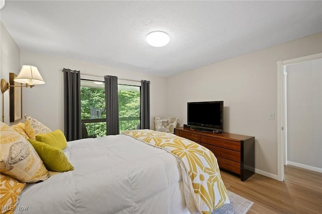 629-37 Fairington Oval, Aurora, OH 44202 - bedroom featuring light wood-style floors and a textured ceiling