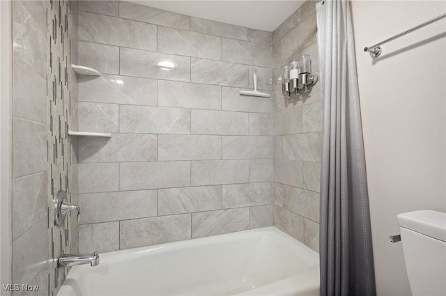 629-37 Fairington Oval, Aurora, OH 44202 - full bath featuring shower / bath combo with shower curtain