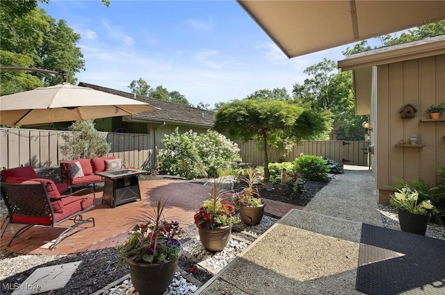 629-37 Fairington Oval, Aurora, OH 44202 - fenced backyard with a patio area and an outdoor hangout area