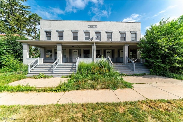 1150 W 5th St, Lorain, OH 44052 - view of property with a porch