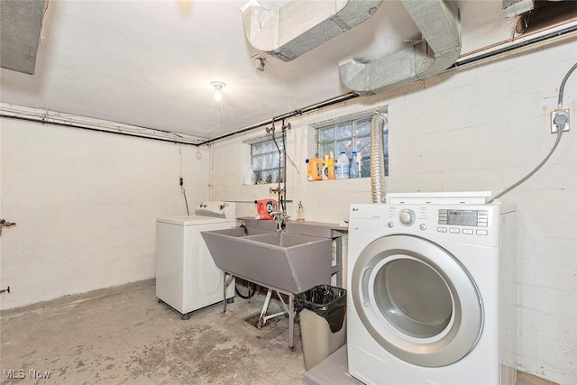 2215 S Belvoir Blvd, University Heights, OH 44118 - laundry area featuring independent washer and dryer and concrete block wall