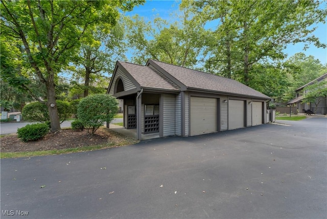1173 Red Tail Hawk Ct Unit 4, Youngstown, OH 44512 - view of detached garage