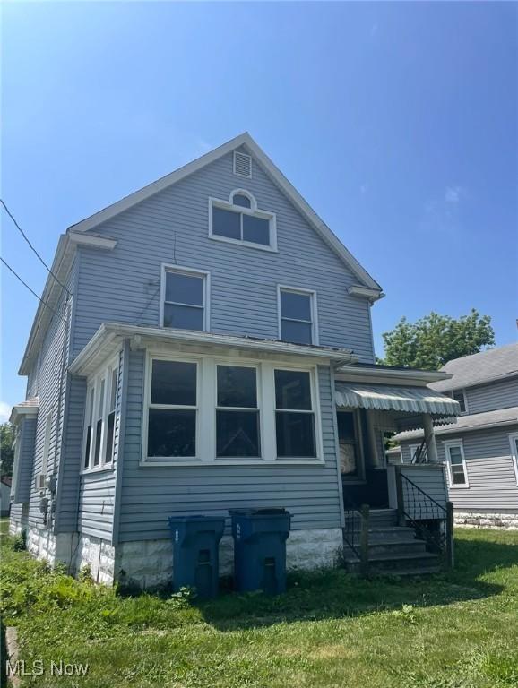 501 W 21st St, Lorain, OH 44052 - rear view of house with a yard