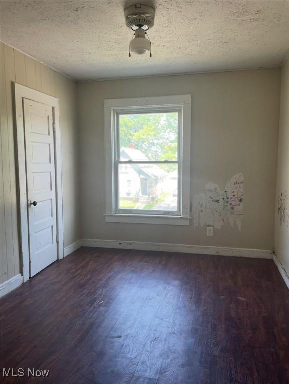 501 W 21st St, Lorain, OH 44052 - unfurnished room with a textured ceiling and dark wood-style floors