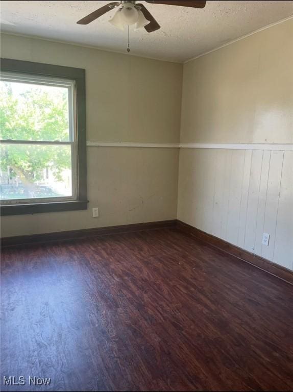 501 W 21st St, Lorain, OH 44052 - spare room with ceiling fan, dark wood finished floors, and a textured ceiling