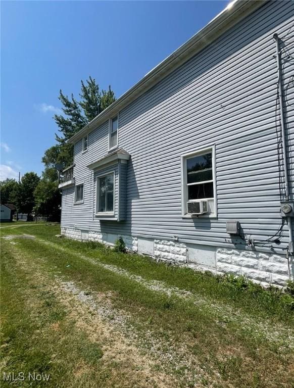 501 W 21st St, Lorain, OH 44052 - view of property exterior featuring a lawn