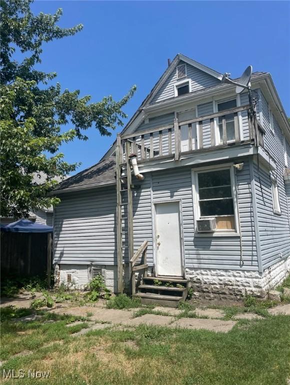 501 W 21st St, Lorain, OH 44052 - view of front of house featuring entry steps and a balcony