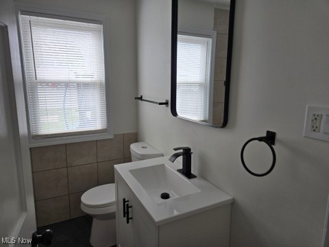 6704 Northcliff Ave, Brooklyn, OH 44144 - bathroom with toilet and vanity