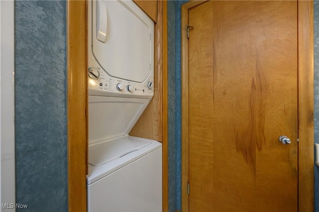 731 Hemlock St NW, Massillon, OH 44647 - laundry room featuring stacked washer / drying machine
