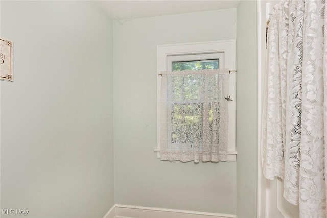 1539 Compton Rd, Cleveland Heights, OH 44118 - bathroom featuring baseboards