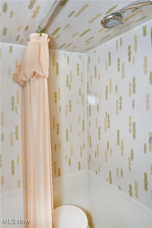 3787 Helsey Fusselman Rd, Southington, OH 44470 - full bathroom with wallpapered walls