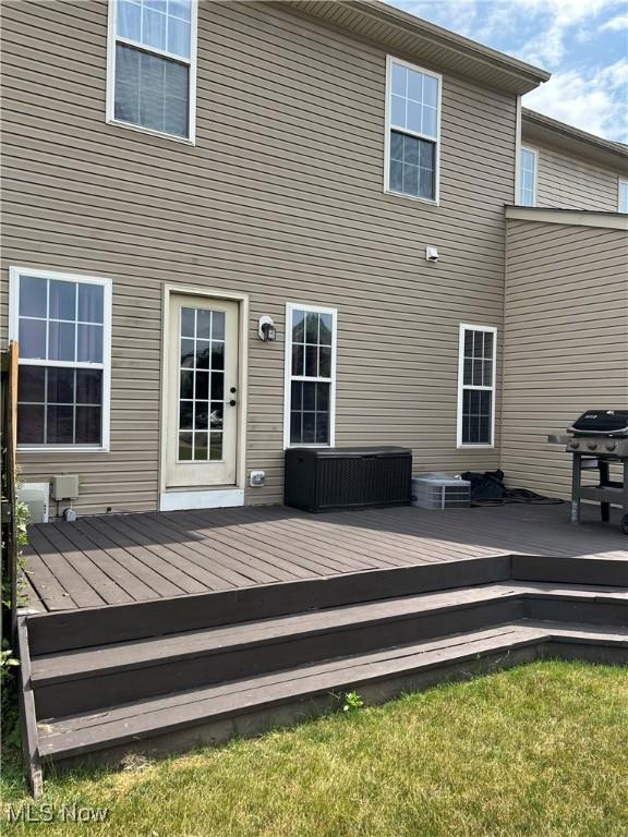 116 Ledgestone Ct, Berea, OH 44017 - back of property with a wooden deck