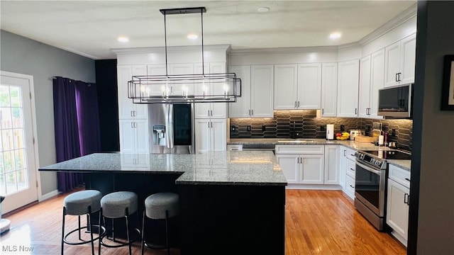 116 Ledgestone Ct, Berea, OH 44017 - kitchen featuring stainless steel appliances, tasteful backsplash, white cabinets, light wood-style flooring, and ornamental molding