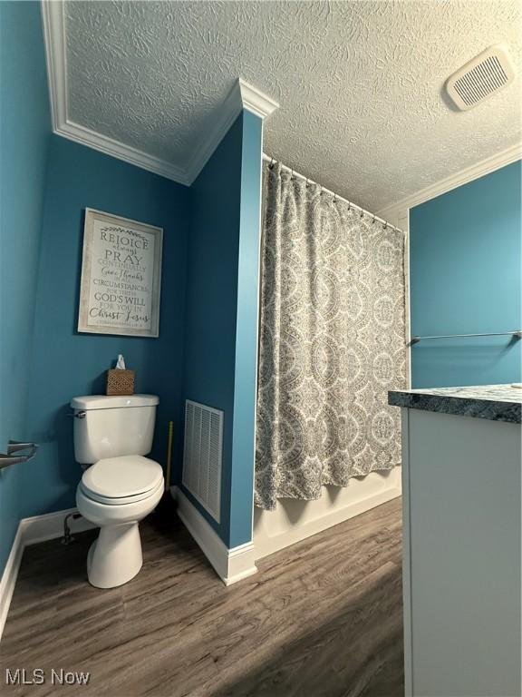 4575 Fishcreek Rd, Stow, OH 44224 - bathroom featuring a textured ceiling, crown molding, wood finished floors, a shower with curtain, and vanity