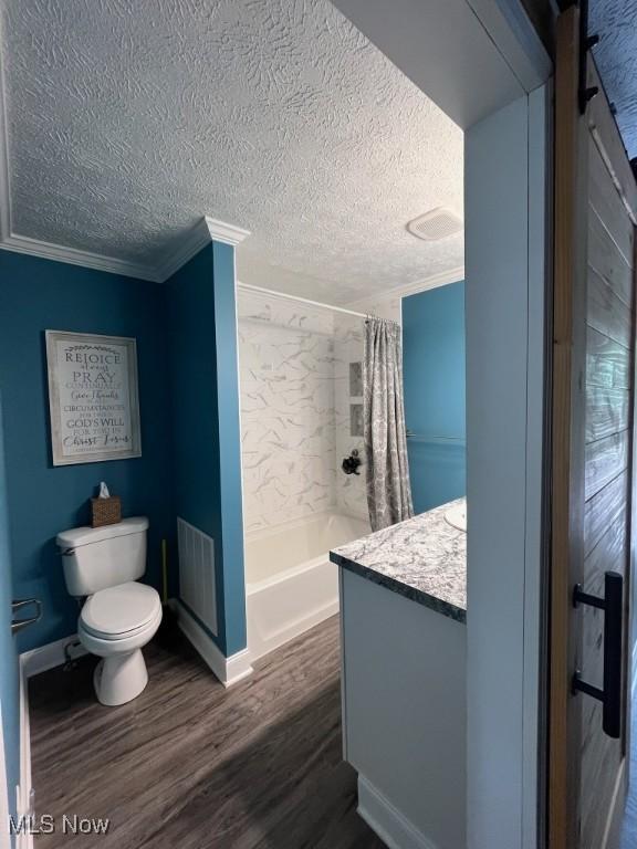 4575 Fishcreek Rd, Stow, OH 44224 - full bathroom featuring wood finished floors, a textured ceiling, vanity, crown molding, and shower / bathtub combination with curtain