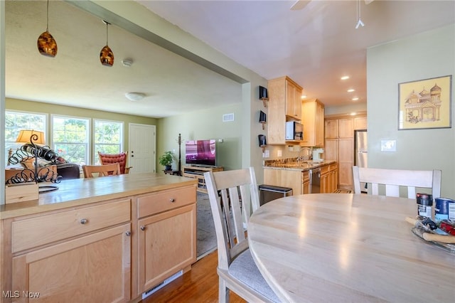 4959 Anderson Rd, Lyndhurst, OH 44124 - dining space featuring wood finished floors, a ceiling fan, and recessed lighting