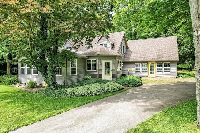 1173 Ridge Rd, Salem, OH 44460 - view of front of house featuring a front lawn and roof with shingles